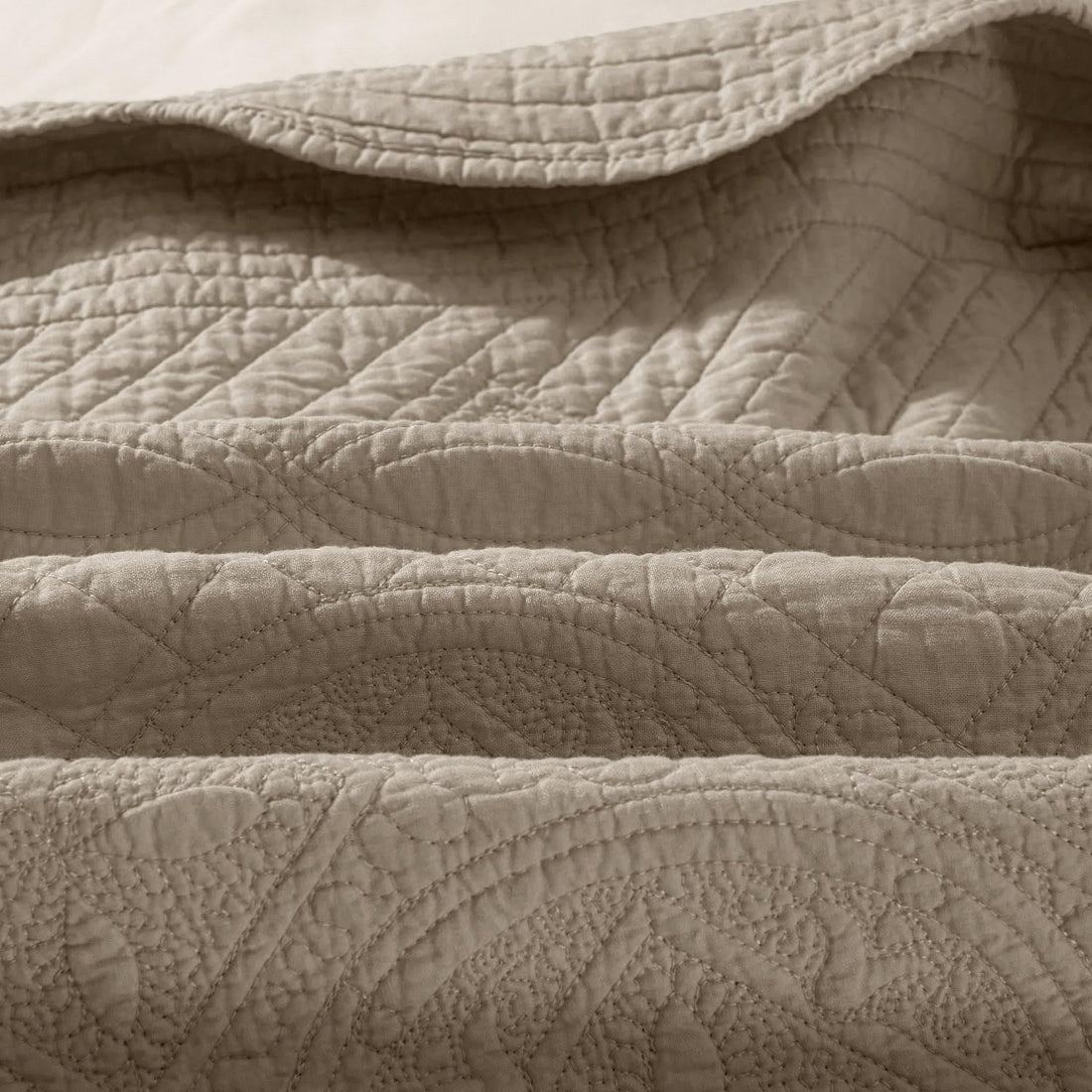 Calla Angel Sage Cotton Quilt – King White