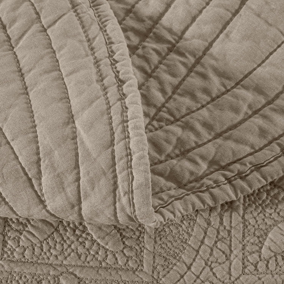 Calla Angel Sage Cotton Quilt – King White